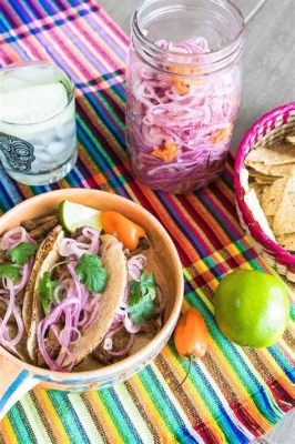  Cochinita Pibil: 慢燉的香料豬肉與清爽酸橙汁完美融合！